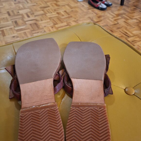 LEATHER FLOWER SLIPPERS.NEW. - Picture 3 of 3